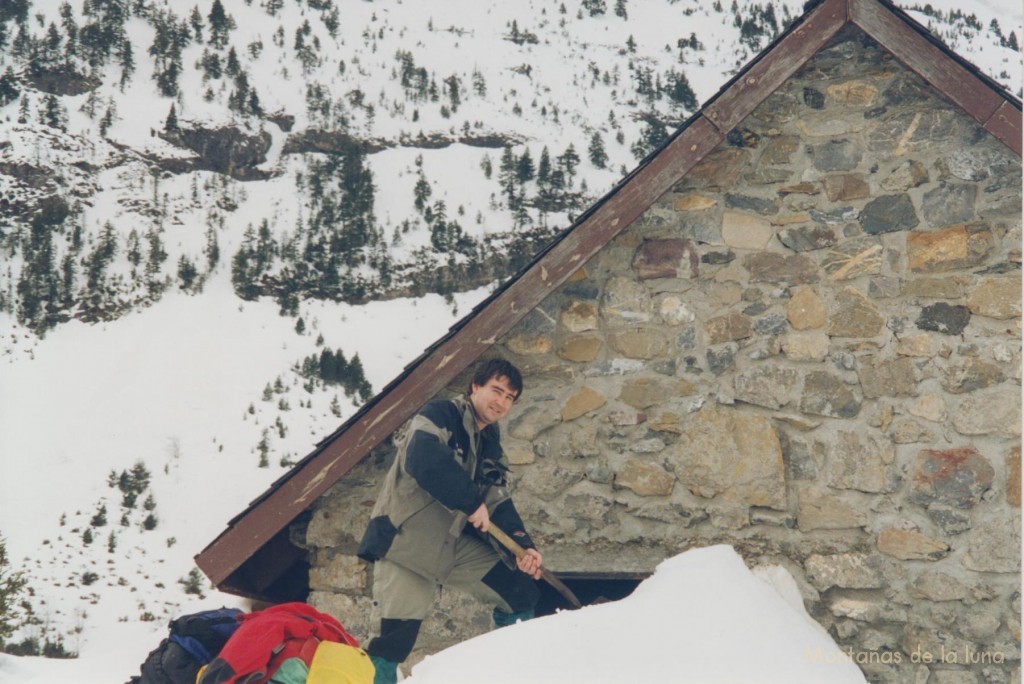 Joaquín quitando nieve en la Cabaña de Lalarri